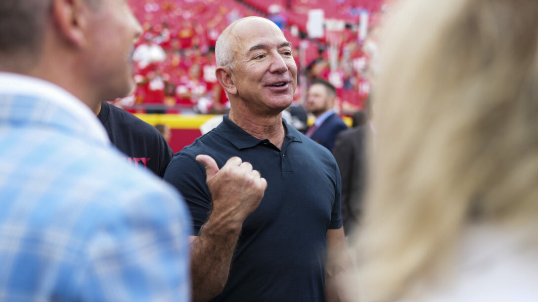 There is an anxiety in NFL circles that Jeff Bezos has been keeping quiet before decisively pouncing on the Commanders at the last minute.