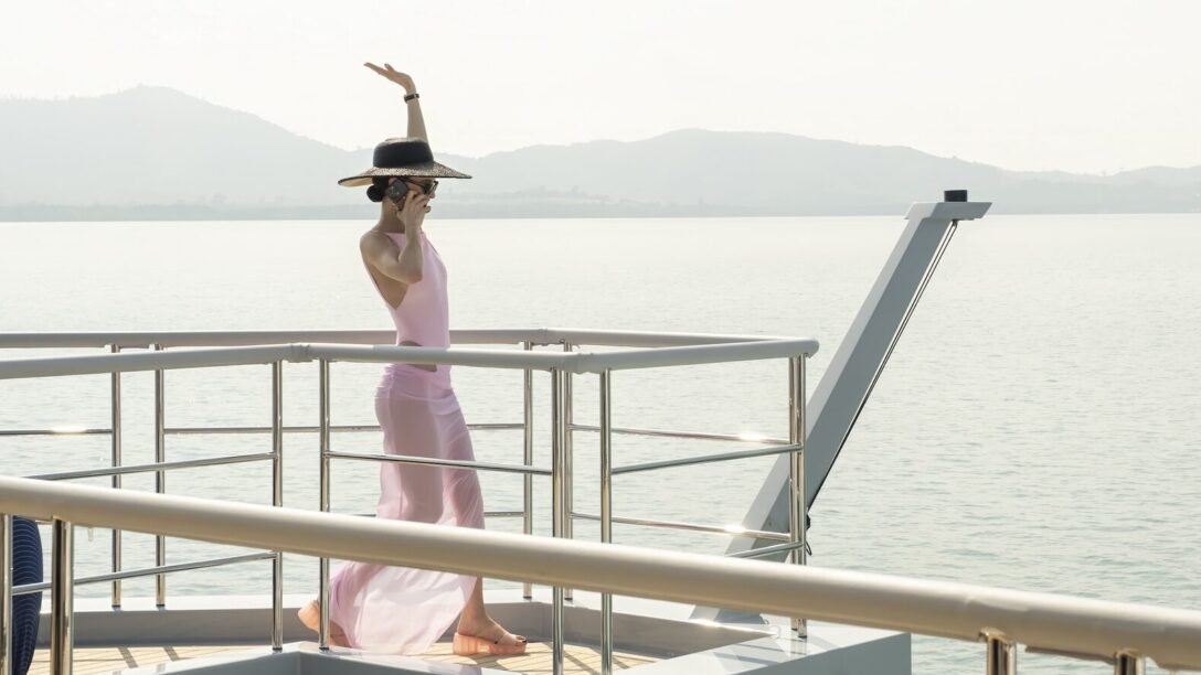 charlotte le bon in jacquemus white lotus